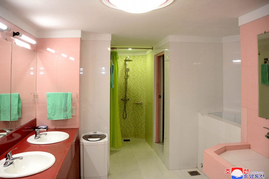 3-훌륭히 일떠선 신의주방직공장 로동자합숙